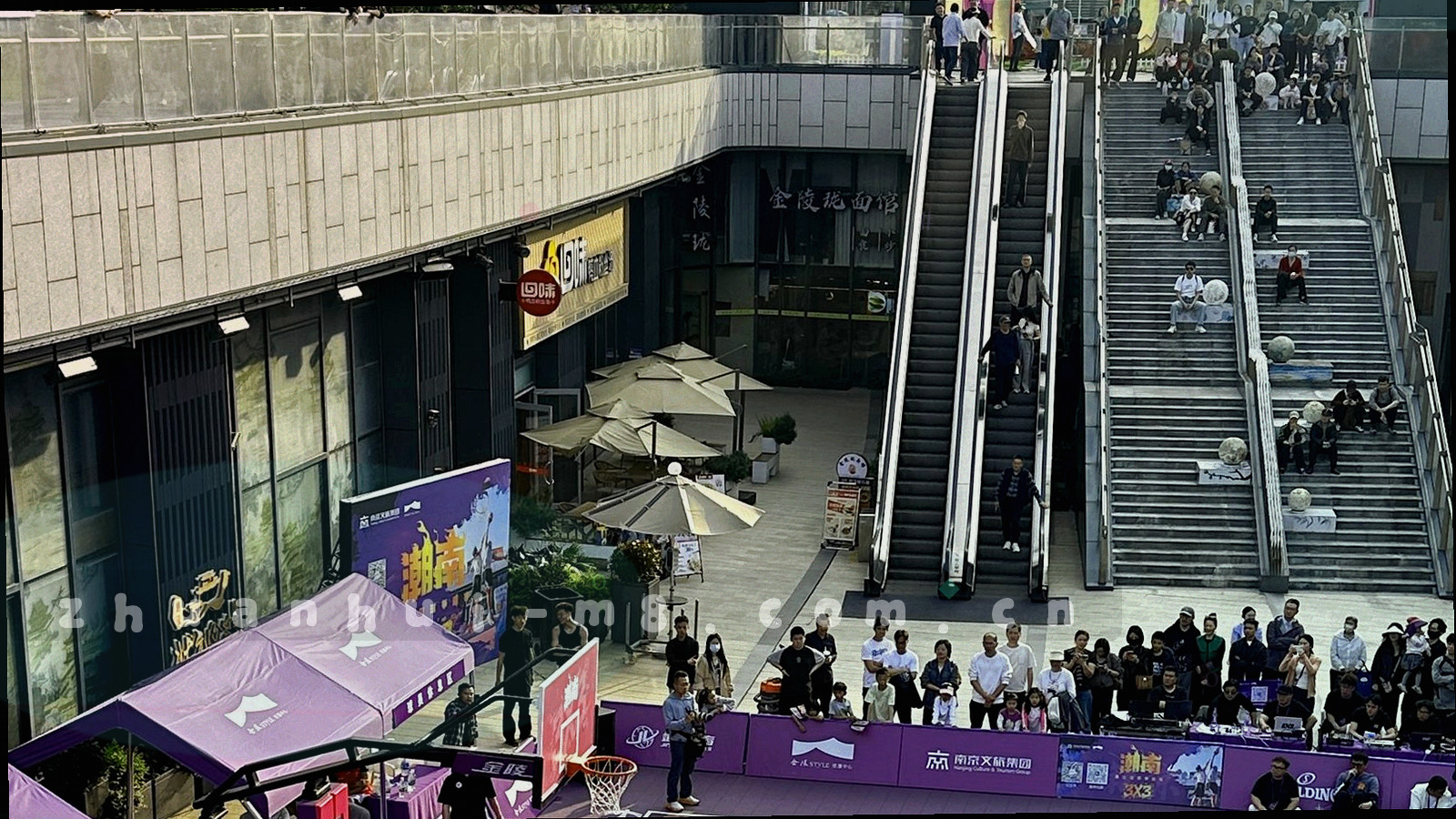 数据流、锁形图标与球场线条融合的抽象纹理