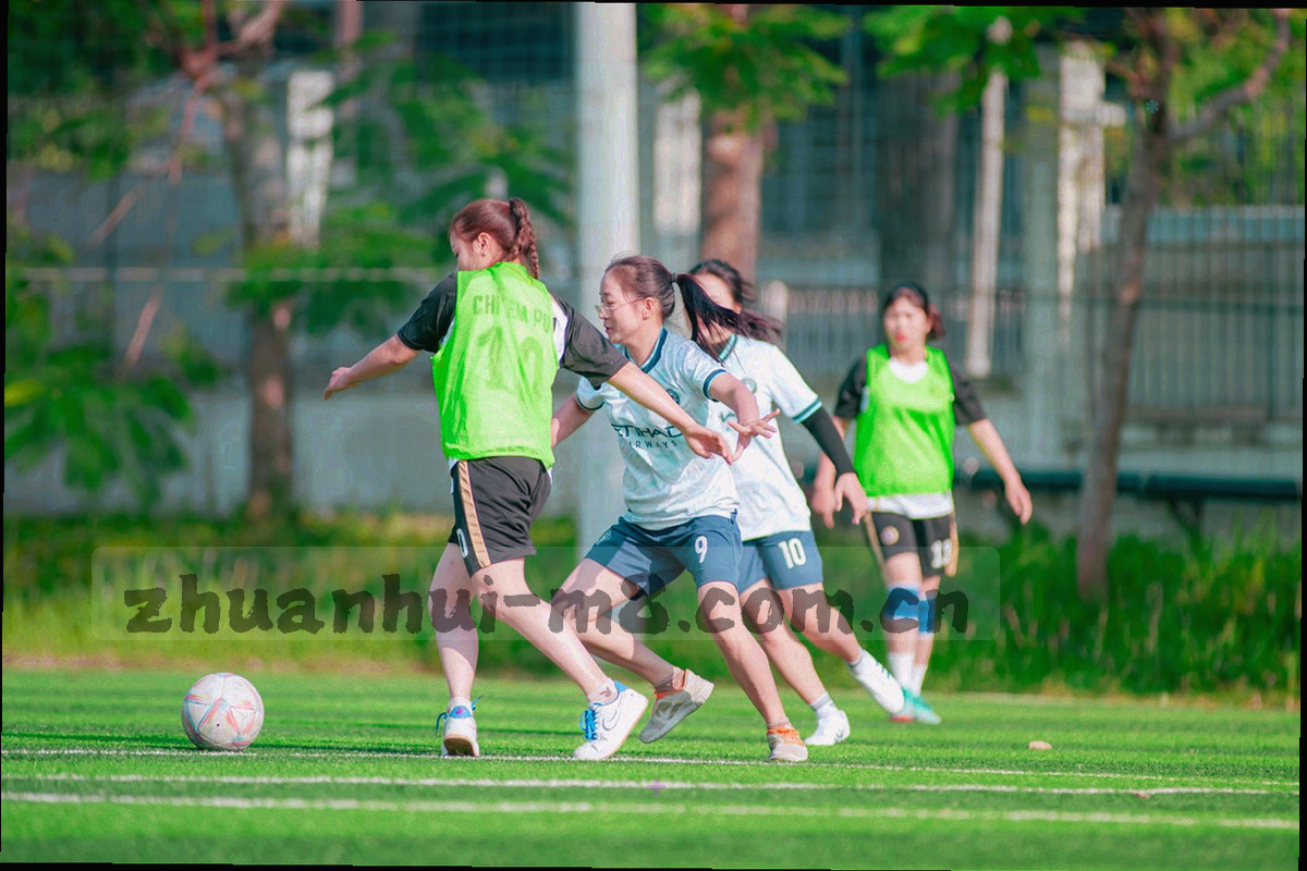 清晨训练场上的青少年足球训练锥桶与器材特写